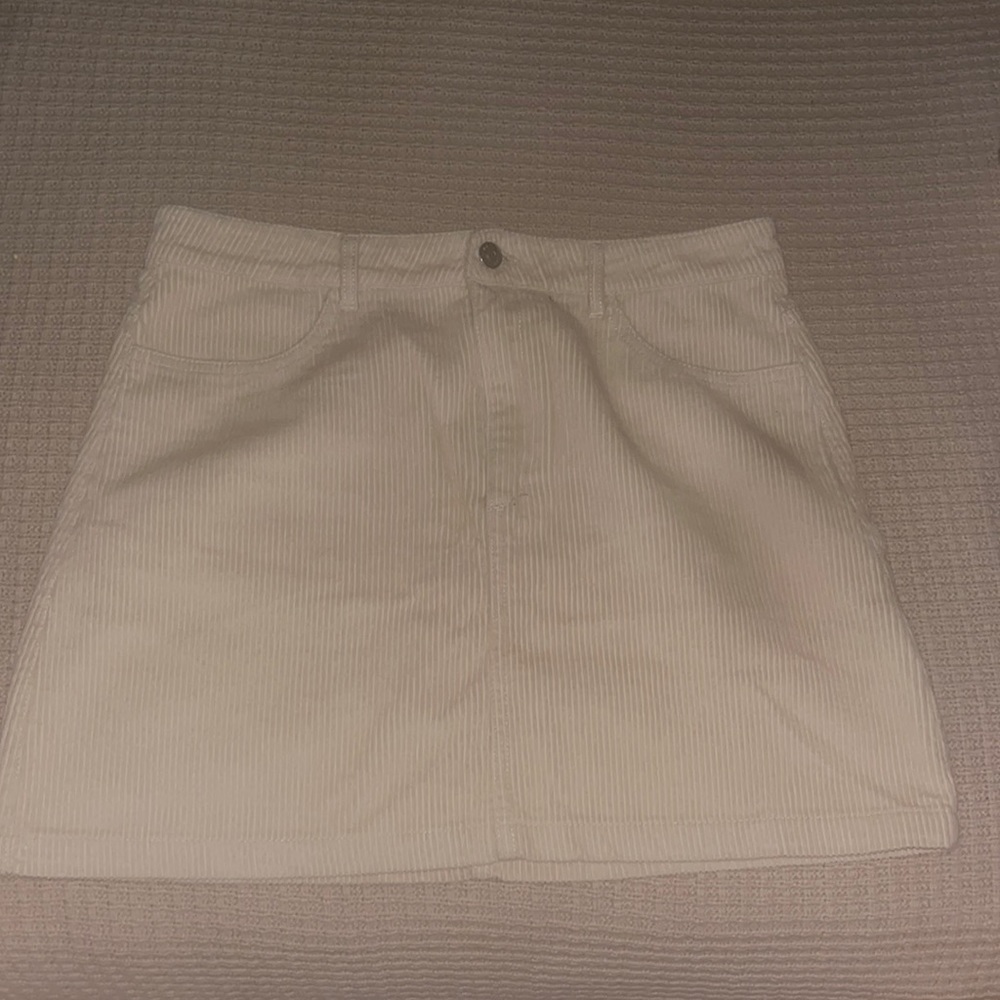 Cute fall skirt 🍂
Size : large 
Color : Crème